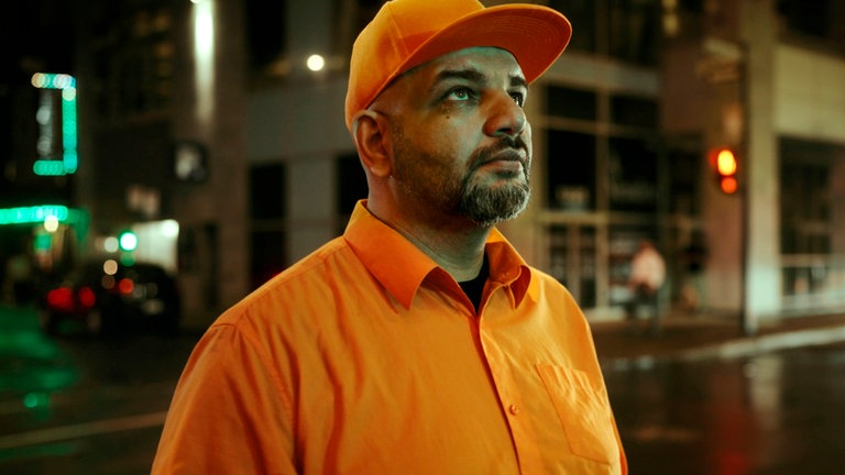 Spieleentwickler Osama zieht schlaflos durch die Stadt