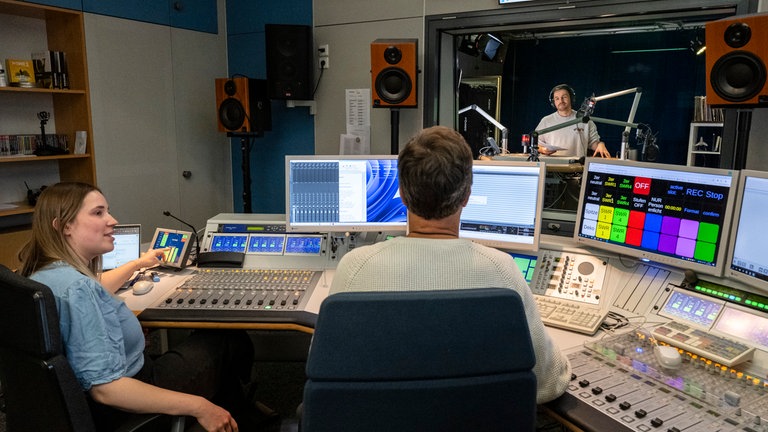 Bei der Podcast-Produktion: Judith Schattka gemeinsam mit Hörfunk-Techniker Matthias Horbach und Max im Hintergrund (v.l.n.r.). 