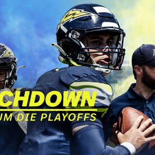 Keyvisual von "Touchdown. Kampf um die Playoffs": links Nick Wenzelburger (Defense), Mitte Reilly Hennessy (QB), rechts Jordan Neuman (Head Coach)