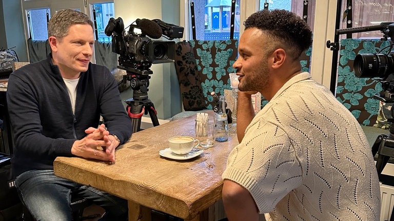 Frank Bräutigam im Gespräch mit Cossu im Interview-Setting mit Kamera zum Thema Meinungsfreiheit. 