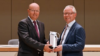 Dr. Adolf Weiland gratuliert Thomas Dauser zur Berufung zum Direktor des Innovationsmanagement und Digitale Transformation