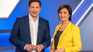 Frank Bräutigam (links) und Sandra Maischberger als Moderator:innen der Sendung im Studio.