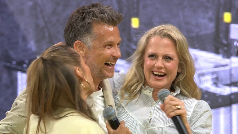 Korb für Wayne! Annemarie Carpendale küsst Barbara Schöneberger. 