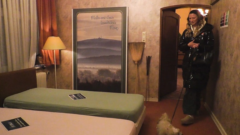 Nach einem Konzert strandet Sängerin Leony in einem kleinen 3-Sterne-Hotel, das verzweifelt um bessere Qualitätsbewertungen kämpft