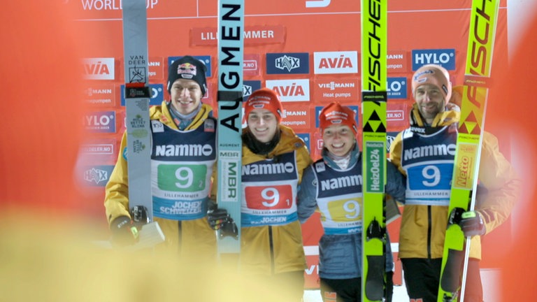 Andreas Wellinger, Selina Freitag, Katharina Schmid, Pius Paschke (v.l.n.r.) haben beim Mixed Springen in Lillehammer am 22.11.2024 gewonnen.