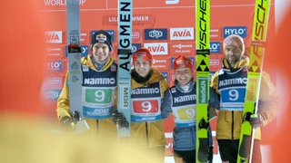 Andreas Wellinger, Selina Freitag, Katharina Schmid, Pius Paschke (v.l.n.r.) haben beim Mixed Springen in Lillehammer am 22.11.2024 gewonnen.