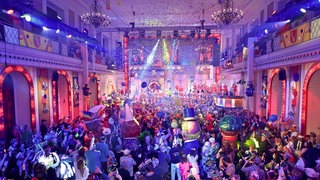 Blick in den Großen Saal des Kurfürstlichen Schlosses in Mainz am Ende der Livesendung "Mainz bleibt Mainz, wie es singt und lacht".