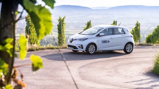 Ein SWR Auto im Weinberg