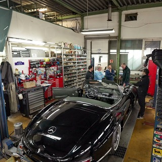 Auf Spurensuche: Der SWR ist dabei, als Experten einen von Klaus Kienle verkauften Mercedes 300 SL Roadster prüfen.