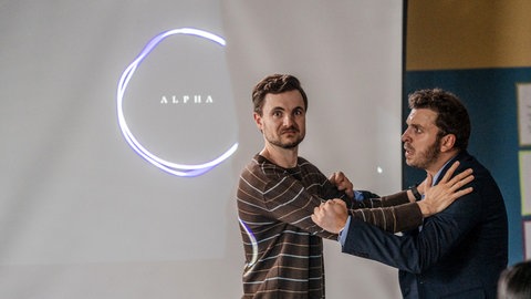 Phil Laude als Lehrer Stimpel und Edin Hasanovic als Investmentbanker Rolf in "Almania 2"
