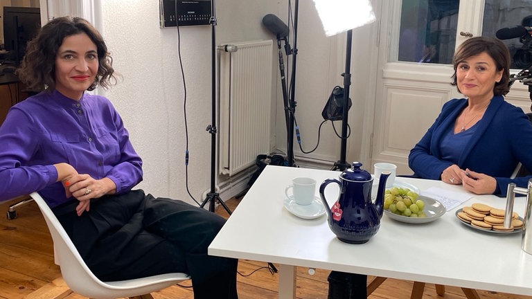 Sandra Maischberger (rechts) im Gespräch mit Anna-Lena von Hodenberg (Gründerin von HateAid) zum Thema Meinungsfreiheit. Interview-Setting.