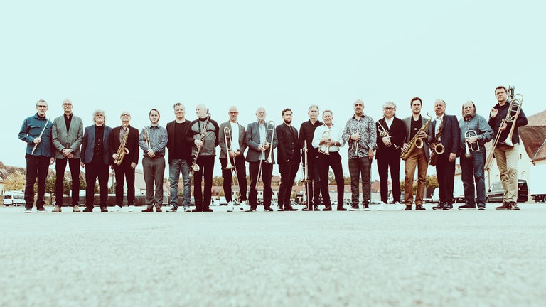Beim SWR Sommerfestival tritt Helge Schneider gemeinsam mit der mehrfach Grammy nominierten SWR Big Band auf.  © SWRLena Semmelroggen