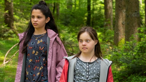 v.l.: Ronja Estili (Kaya Völkers) und Toni (Anna Malner)