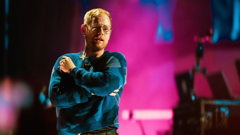 Im Sommer 2024 veranstaltet der Künstler Peter Fox mehrere Konzerte für die Bewohner:innen an Berliner Brennpunkten. Eintritt frei. Für alle. 