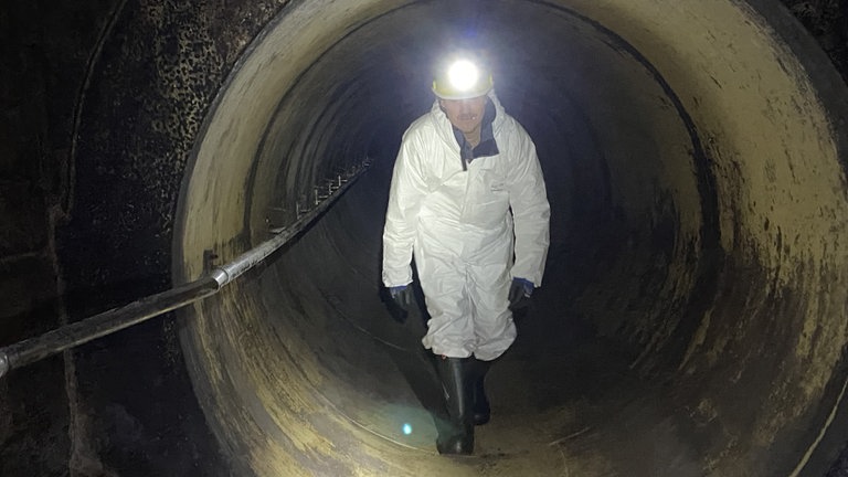 ARD Wissen Reporter Frank Seibert in die Kanalisation