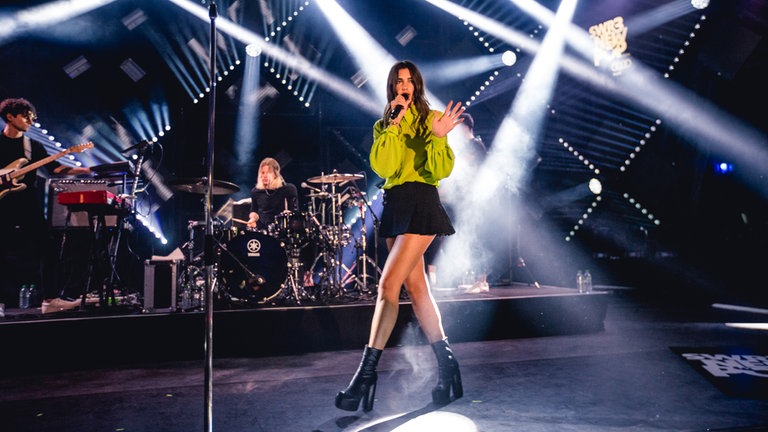 Dua Lipa tritt beim SWR3 New Pop Festival 2016 auf, bevor sie ihr erstes Album veröffentlicht hat. 