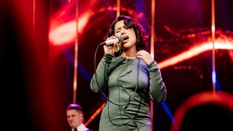 Raye begeisterte das Publikum beim SWR3 New Pop Festival 2023 mit ihren Songs. 