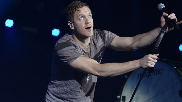 Die US-Band Imagine Dragons mit Frontmann Dan lassen das Festspielhaus mit ihrer riesigen Drum beim SWR3 New Pop Festival 2013 erbeben.