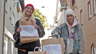Alles gepackt. Mit „Warm durch die Nacht“ gehen Lisa und Lena auf Obdachlose zu.