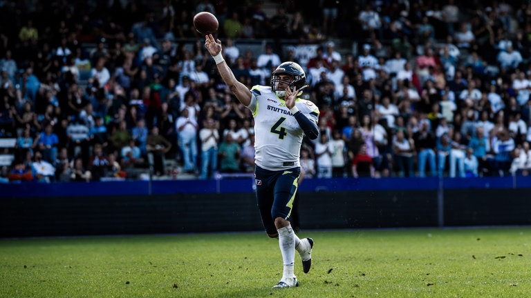 Stuttgart Surge Quarterback Reilly Hennessy wirft den Ball