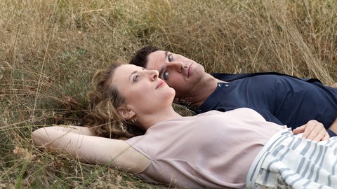 Alma (Maren Eggert) und Tom (Dan Stevens) erfinden sich eine gemeinsame Geschichte. © SWRLetterbox FilmproduktionChristine Fenzl