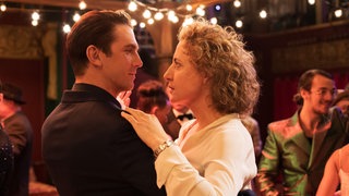 Alma (Maren Eggert) lernt Tom (Dan Stevens) kennen, den angeblich perfekt auf ihre Bedürfnisse abgestimmten Mann. © SWRLetterbox FilmproduktionChristine Fenzl