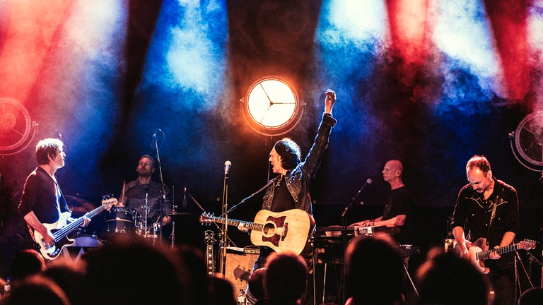 Am Samstag, 28. Juni 2025, eröffnen Wolf Maahn & Band das SWR1 Open Air mit The Hooters auf der großen Bühne vor dem Jumbo-Jet. © SWROliver Krings