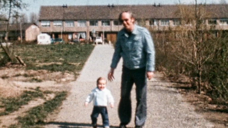 Orm Kranenburg als Zweijähriger, wie er mit seinem Vater Arie Kranenburg spazieren geht.