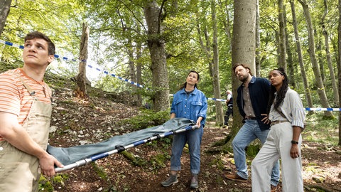 Ist Doro Blum vom Felsen gestürzt oder gesprungen? Fragen sich Hannes Taubenbaum (Frederik Bott), Lisa Taubenbaum (Anna Fischer), Kommissar Thomas Zellinger (Christoph Letkowski) und seine Kollegin Alessia Vogler (Alina Sokhna MÂ´Baye).