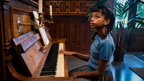 Mahlet Paulke als Nina Simone am Klavier