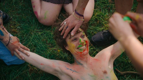 Zeno (Simon Steinhorst), bunt bemalt, hat Erlebnisse, die über seinen bisherigen Horizont hinausgehen.