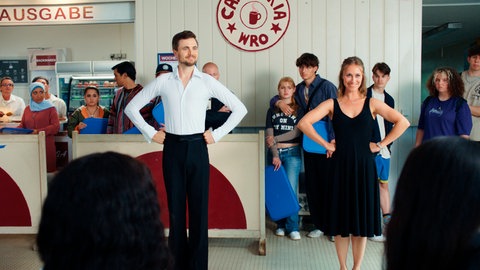 Phil Laude als Lehrer Stimpel und Sina Tkotsch als Lisa-Britt zeigen Paartanz in "Almania 2"