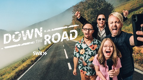 Das Key Visual der Dokureihe "Down the Road" mit Reiseleiter Ross Antony und drei seiner Reisebegleiter:innen.