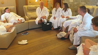 Im Wellness-Bereich des Hotels: Ross liest die Briefe der Eltern vor.