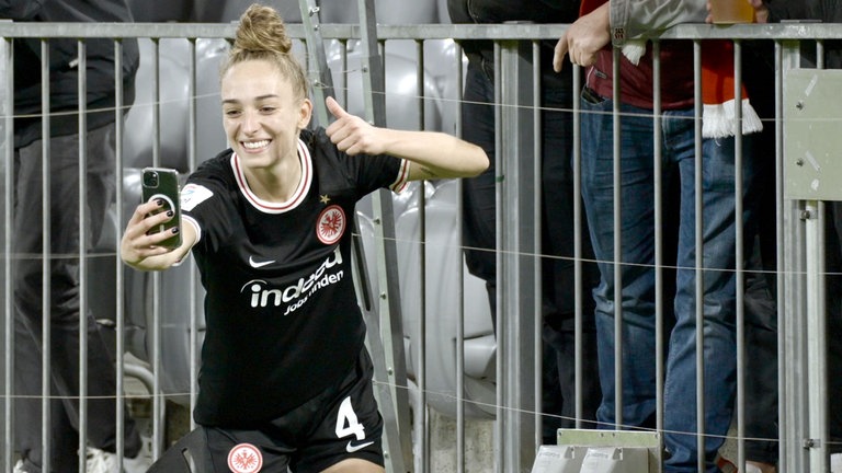 Sophia Kleinherne posiert mit den Fans.