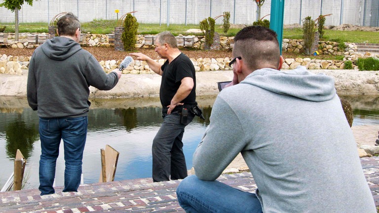 Bei einem Außendreh innerhalb des JVA-Geländes fängt das Gitternet-Team den Stand der Bauarbeiten am Teich ein