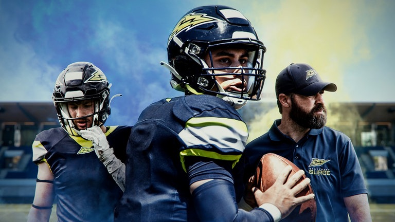 Keyvisual von "Touchdown. Kampf um die Playoffs": links Nick Wenzelburger (Defense), Mitte Reilly Hennessey (QB), rechts Jordan Neuman (Head Coach)