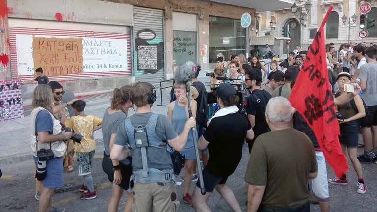 Dreharbeiten zum Dokumentarfilm „#widerstand“ auf der Demo gegen die Räumung der besetzten Häuser vor dem Ministerium in Athen mit Regisseurin Britta Schoening, Protagonistin Helene, Kameramann Pierre Castillo Bernad und Tonmann Simon Peter. © SWRAnnabel Bursy