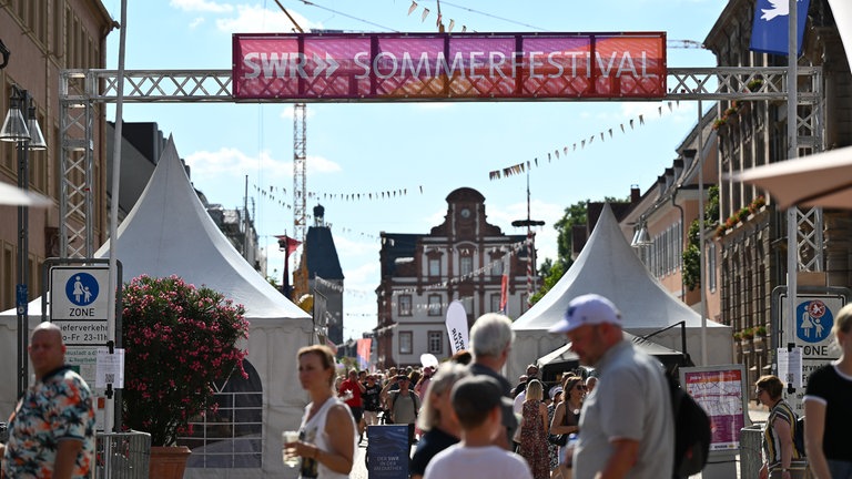 Auf der eintrittsfreien Festivalmeile konnten am Samstag und Sonntag Interessierte hinter die multimedialen Kulissen schauen und den SWR hautnah erleben.