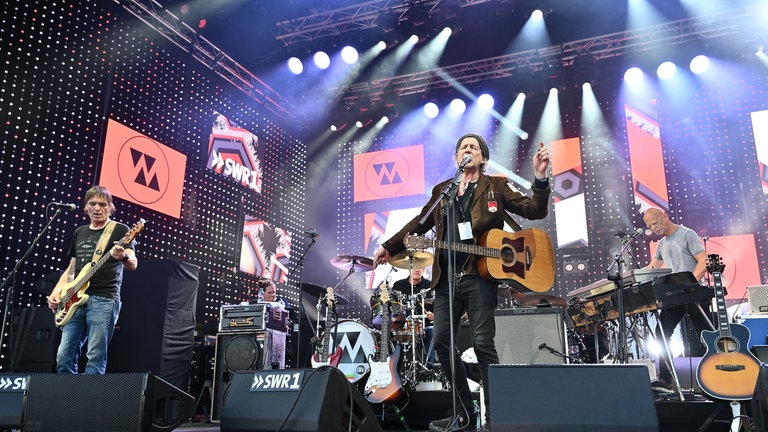 Wolf Maahn & Band. Der gebürtige Berliner hatte ein Crossover durch sein gesamtes Werk im Gepäck, mit dabei seine Kulthits aus den 80ern.