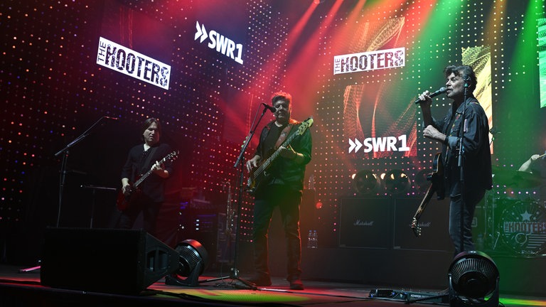 Unter dem Motto „45 Alive“ setzten The Hooters ein unvergessliches Ausrufezeichen! Die Band heizte ihren Fans mit ihrer Mischung aus Ska, Reggae und Rock, Klassikern und Welthits wie All You Zombies, Johnny B. und Satellite ordentlich ein.