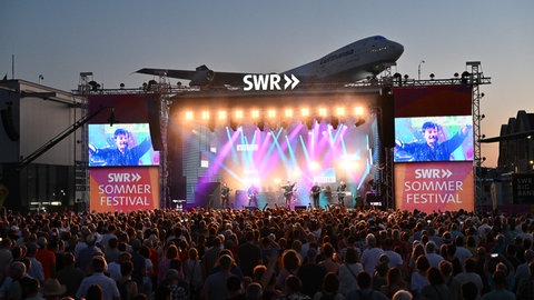 Große Open-Air Bühne beim SWR Sommerfestival in Speyer 
