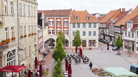 Deutschlands Städte heizen immer mehr auf: Denkmalgeschützte Flächen wie der historische Marktplatz in Helmstedt, Niedersachsen dürfen nicht entsiegelt werden