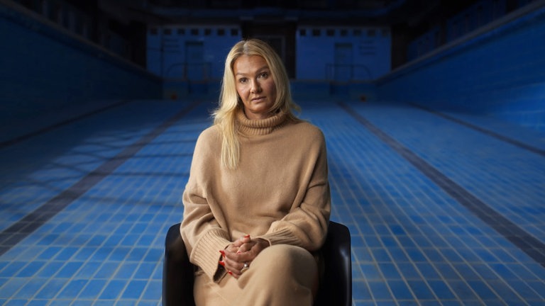 Franziska van Almsick beim Interview in einem leerem Schwimmbecken im historischen Stadtbad Lichtenberg in Berlin