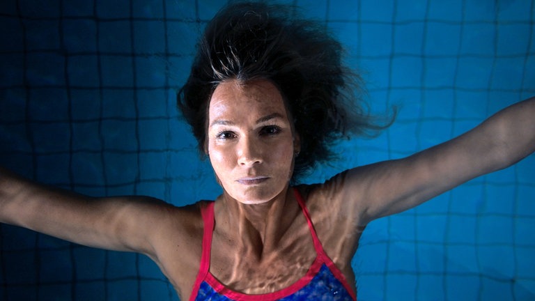 Franziska van Almsick bei den Aufnahmen zur Doku im Schwimmbecken des Olympiastützpunkts Heidelberg