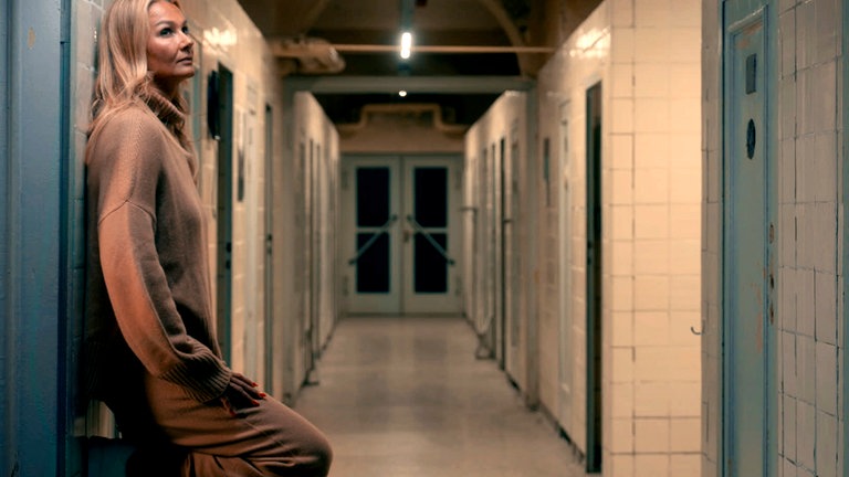 Franziska van Almsick in der Umkleidebereich im historischen Stadtbad Lichtenberg in Berlin