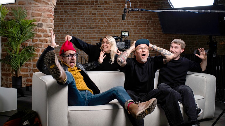 Das Doku-Team: Jürgen Schmidt und Laura Trust (Autor:innen der Doku), der Kameramann Roman Hauska und Tonmann Linus Hitzler (v.l.n.r.)