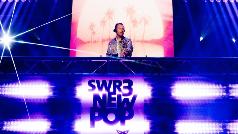 Purple Disco Machine eröffnete das 30. SWR3 New Pop Festival. Der Dresdner Musiker wurde 2022 mit dem „SWR3 New Pop Award“ ausgezeichnet – heute gehört er zu den größten DJs und Produzenten der Welt