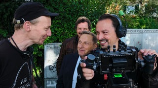 In der Regie von Dietrich Brüggemann (links) und fotografiert von Michael Merkel (rechts) haben in Stuttgart die Dreharbeiten zum „Tatort - Stäffele“ mit Richy Müller und Felix Klare begonnen.
