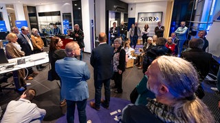 Die Gäste von „Region trifft SWR“ im SWR PopUp Studio in Schwäbisch Gmünd.